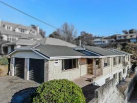 10 ure street, in the city: waitaki, city area: south hill, price: 879000, latitude: 45.1016, longitude