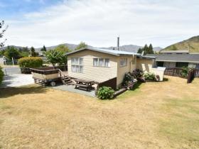 32 black peak road, in the city: waitaki, city area: omarama, price: 450000, latitude: 44.4921, longitude